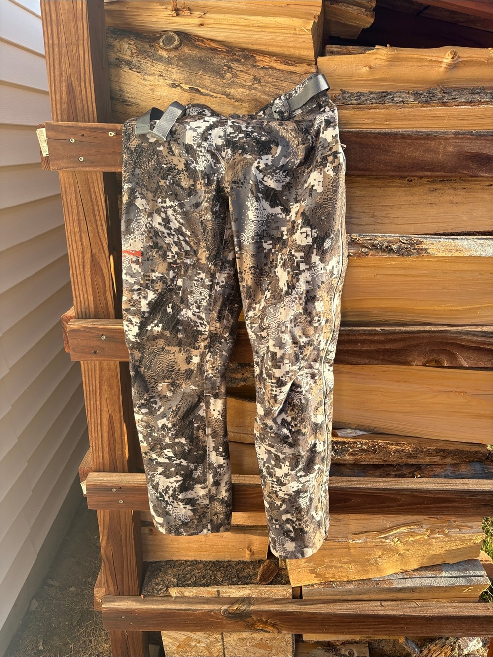 Sitka GORE-TEX women’s rain pants. Medium
Full zip legs